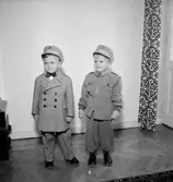 Två pojkar.
Kläder från Ingmars.