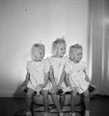 Tre flickor.
Bengt Ekelund (beställare).