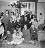 Rumsinteriör, släktgrupp 17 personer, högtid.
Swärd-Schölander