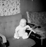 Rumsinteriör, en liten pojke.Åke Andersson