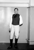 En man i folkdräkt.
Arne Fredriksson