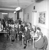 Rumsinteriör, grupp.
Olle Carlbergs 50-årsfest i Arbetarföreningens lokal (ÖAF) på Slottsgatan.