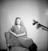 Interiör, en kvinna.Elvi Edenberg