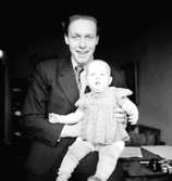 Rumsinteriör, en man och en liten flicka.Familjen Luleå