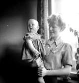 Rumsinteriör, en kvinna och en liten flicka.Familjen Luleå