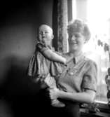 Rumsinteriör, en kvinna och en liten flicka.Familjen Luleå