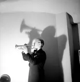 En man med musikinstrument (trumpet).
Lars Resberg