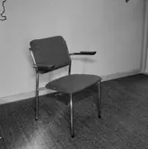 En stol.
Wigrell & Co.