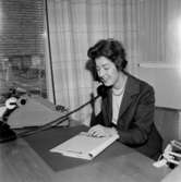 Kontorsinteriör, en kvinna pratar i telefon.
Wigrell & Co.