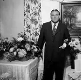 Rumsinteriör, en man.
Lasse Larsson på födelsedagen.