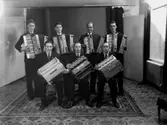 Sju män med dragspel.
Sundquist Musikhandel.
Fagerdahl