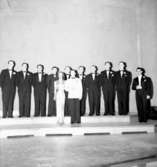 Frank Linds orkester, elva män och en kvinna.