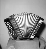 Musikinstrument: dragspel.
Skandia