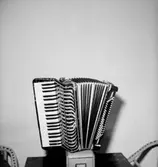 Musikinstrument: dragspel.
Skandia