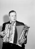 En man med musikinstrument (dragspel).
Bengt Larsson