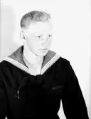 En ung man i sjömanskostym, bröstbild.
Kalle Karlsson