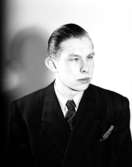 En ung man, bröstbild.Hallberg