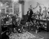 Rumsinteriör, en man.Knutte Lööv på 50 årsdagen.