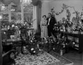 Rumsinteriör, ett par.Knutte Lööv på 50 årsdagen.