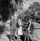 Familjegrupp fyra personer vid bilen.Axel och Brita.