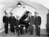 Arnes Swingband, fem män vid pianot.