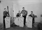 Ahlms Swingtett, fyra unga män  med musikinstrument.