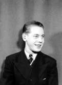 En ung man, bröstbild.Nils Karlsson