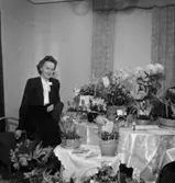 Rumsinteriör, en kvinna.
Fru Fallström på födelsedagen.