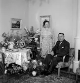 Rumsinteriör, ett par.
Fru Johanssons födelsedag.