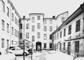 Bostadshus.
White Arkitektkontor AB.
Gården Fredsgatan 16, port mot Fredsgatan.
Knut Borgs hade sin fotoatelje i huset till vänster på 1980-talet.