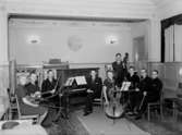 I.O.G.T.s musikcirkel, nio personer med musikinstrument.