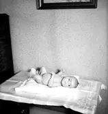 Rumsinteriör, en baby.
Nils Johansson