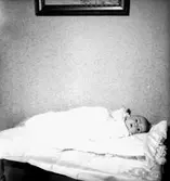 Rumsinteriör, en baby.
Nils Johansson