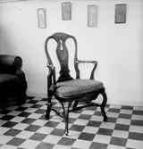 Antikboden, interiör, en stol.