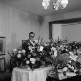 Rumsinteriör, en man.
Nisse Karlsberg på 50-årsdagen.