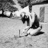 En flicka.Bostadshus i bakgrunden.