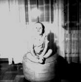 Rumsinteriör, en liten pojke.Pettersson