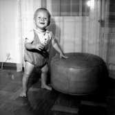 Rumsinteriör, en liten pojke.Pettersson