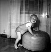 Rumsinteriör, en liten pojke.Pettersson