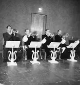 Whispering Band, fyra män med musikinstrument.