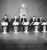 Whispering Band, fem män med musikinstrument.