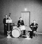 Whispering Band, tre män med musikinstrument.