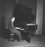 Whispering Band, en man vid pianot.