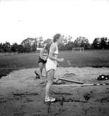 Idrottstävling för damer på Örnsro idrottsplats.