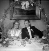 Rumsinteriör, bröllop, brudpar vid bordet.Widestrand