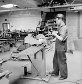 Gustafsson & Görtz, verkstadsinteriör, en man.