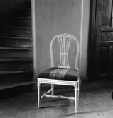 Antikboden, interiör, en stol.