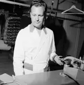 Bergeå Kemiska, kemtvätt, interiör, en man.