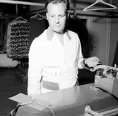 Bergeå Kemiska, kemtvätt, interiör, en man.