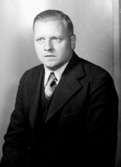 En man, bröstbild.Olsson